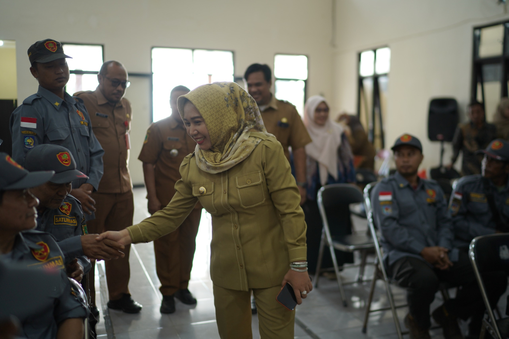 Wali Kota Mojokerto Ika Puspitasari saat memberikan pengarahan kepada anggota Satlinmas di Kelurahan Surodinawan, Senin (25/5). SP/ DWI