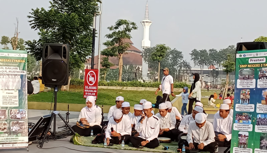 Lantunan sholawat menggema di seantero Monumen Jayandaru Alun alun Sidoarjo, saat digelar Car Free Day (CFD), Minggu Pagi (24/5). SP/ HIKMAH