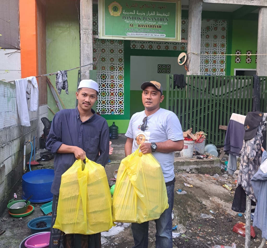 Forum Wartawan Surabaya (Forwan) menggelar kegiatan pembagian 500 paket daging kurban kepada loper koran dan tukang sapu jalanan di Kota Surabaya. SP/ Al Qomaruddin