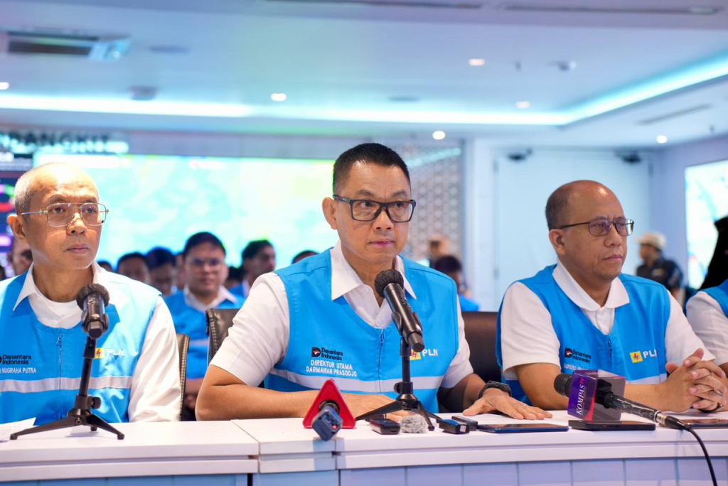 Dirut PLN, Darmawan Prasodjo (tengah) didampingi jajaran direksi saat konferensi pers di Kantor Pusat PLN, Sabtu (23/5/2026). Foto/Humas PLN