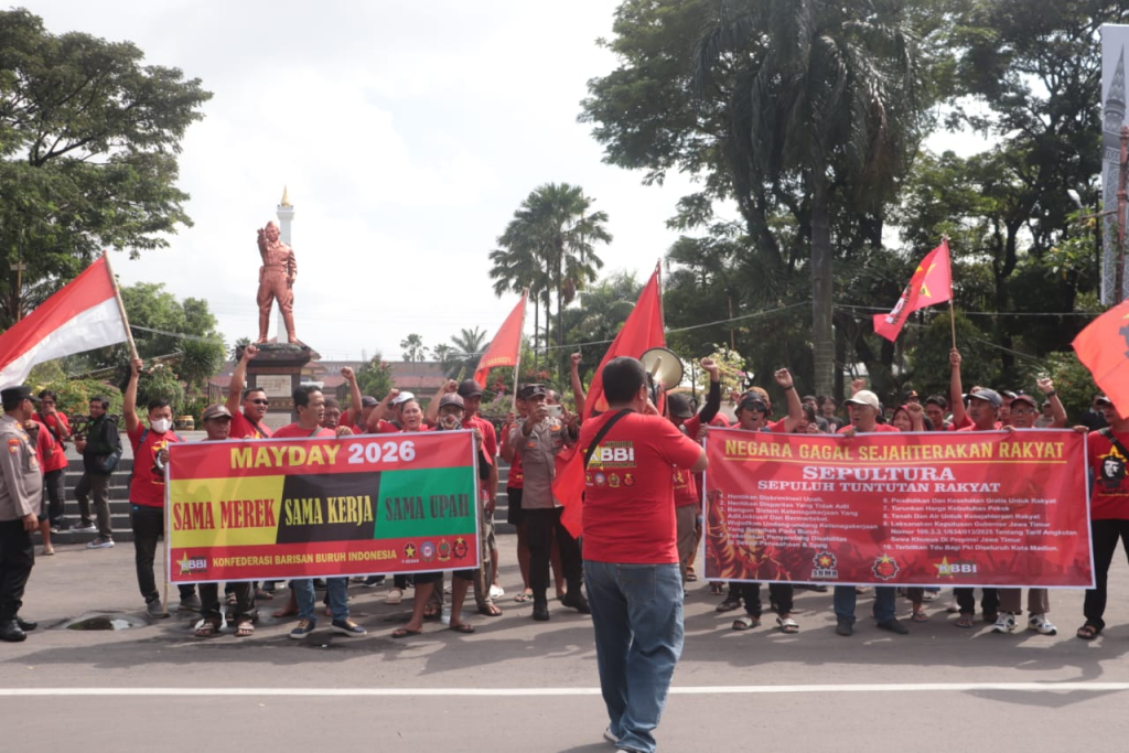 Puluhan masa yang tergabung dalam Serikat Buruh Madiun Raya (SBMR) lakukan aksi unjuk rasa di depan alun-alun Kota Madiun, Jumat (1/5/2026). Mereka menyuarakan kesetaraan ulah hingga kecam aksi di Monas Jakarta.