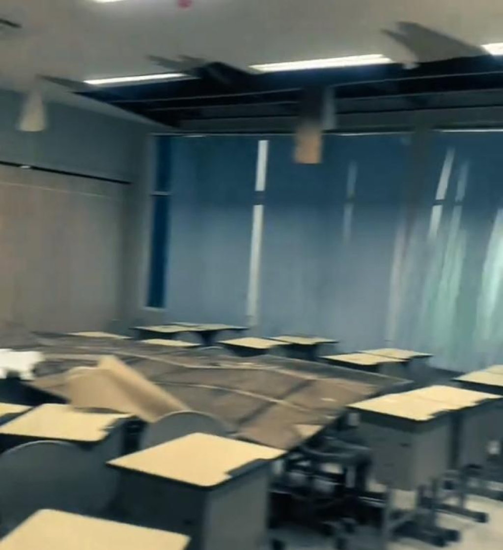 Atap/Plafon ruang kelas Kampus 2 Politeknik Madiun ambrol usai hujan deras kamis sore.