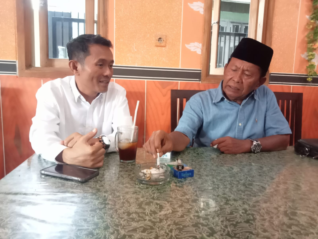 Hariyanto Waluyo Kepala Desa BatoKerbuy Kec. Pasean Pamekasan, bersama H. Moh. Siddik disalah satu restorant di Kab. Sumenep