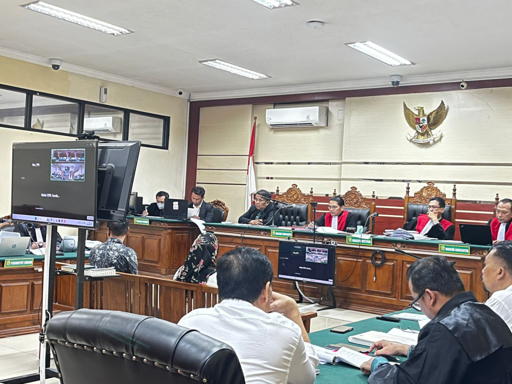 Saksi Singgih dan Novita saat memberikan kesaksian dalam sidang lanjutan perkara korupsi Ponorogo di Pengadilan Tipikor Surabaya. 