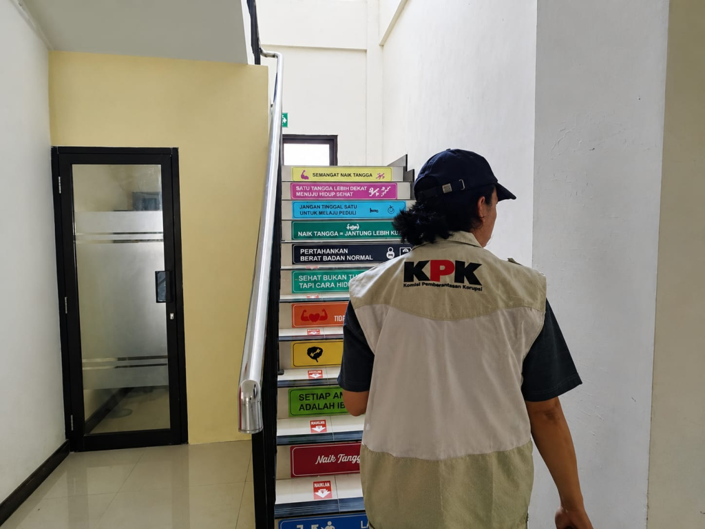 Penyidik KPK saat menggeledah Dinkes Ponorogo di lantai 2 Gedung Terpadu. 