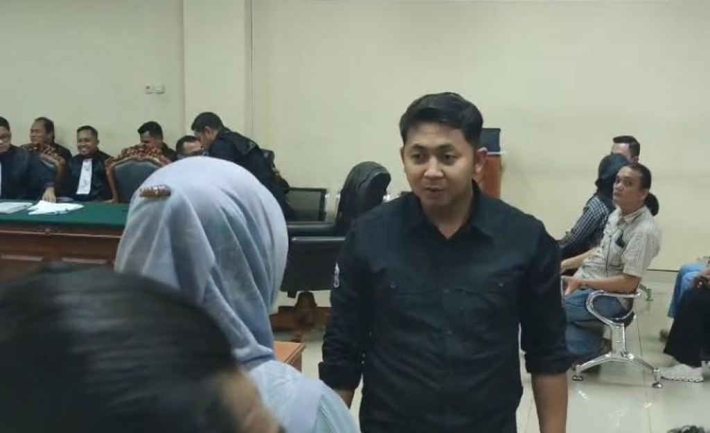 Dimas Shulton ajudan mantan Sekda Agus Pramono saat menjadi saksi dalam sidang korupsi Ponorogo. 
