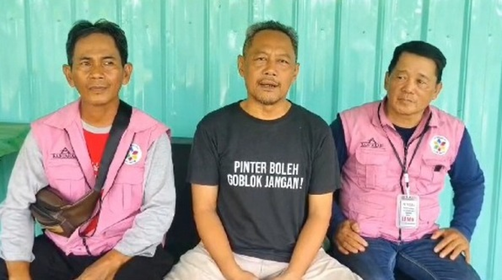 Ketua LPMK Kelurahan Pangongangan Sutrisno (tengah baju hitam) bersama dua petugas parkir.