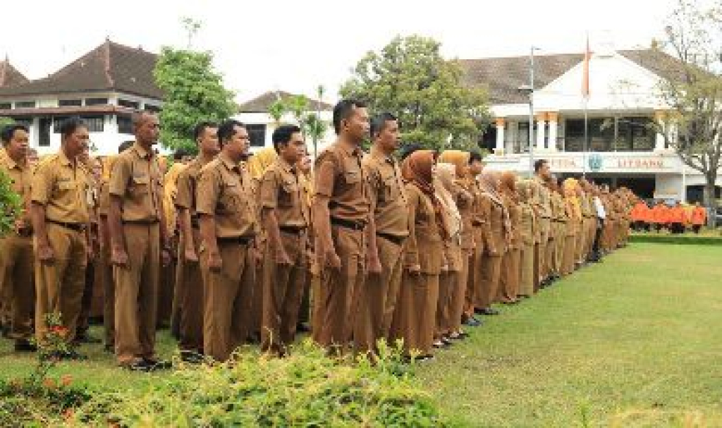 Pejabat Pemkab Ponorogo saat mengikuti apel. (net) 