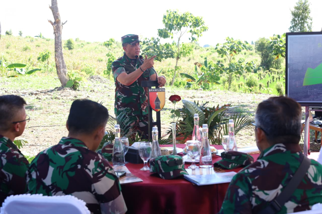 Pangdam V/Brawijaya Mayor Jenderal TNI Rudy Saladin saat memberikan sambutan di hadapan Forpimda Ponorogo dan Forpimcam Pulung serta masyarakat di Desa Pulung Merdiko. 