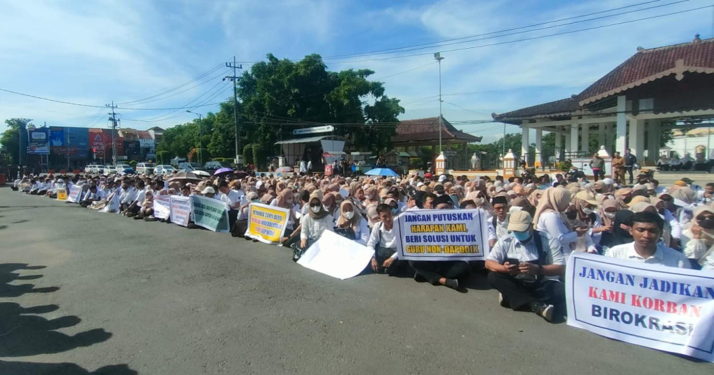 Ribuan guru honorer non-Dapodik saat melurug kantor DPRD Ponorogo. 