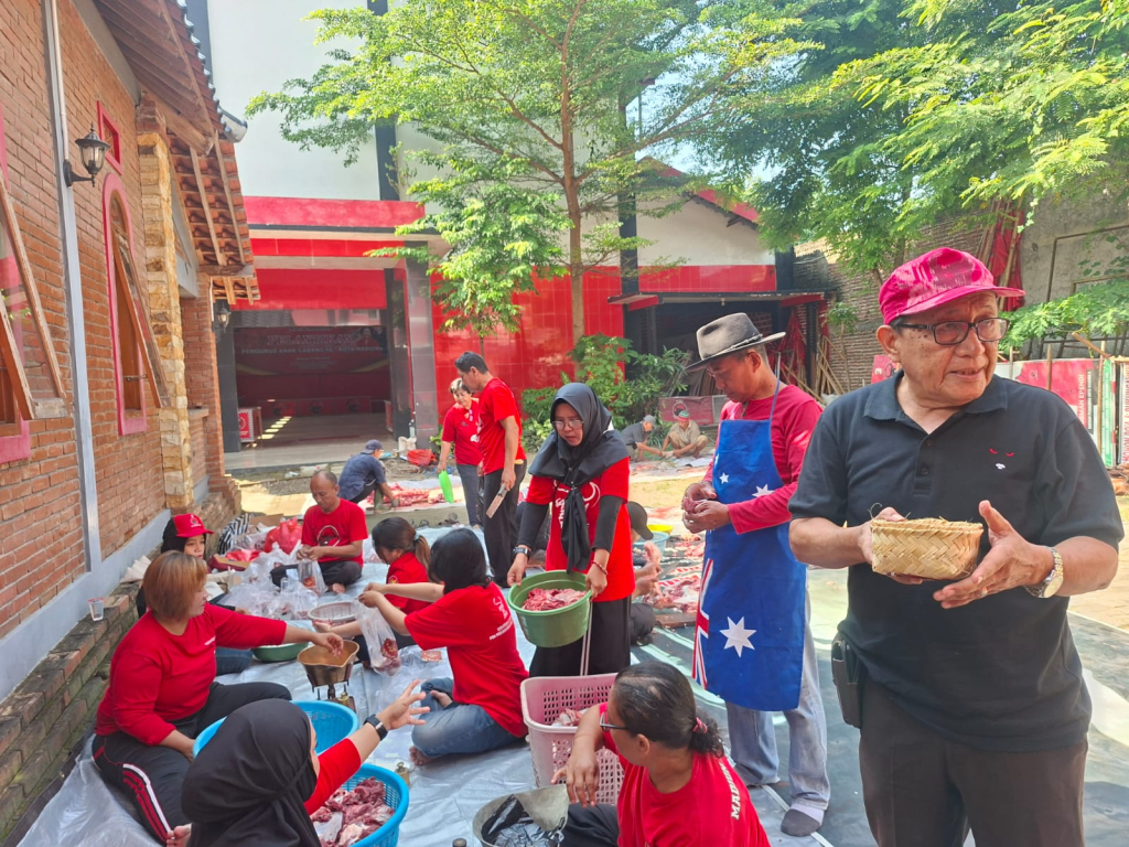 Sutardi Ketua DPC PDIP Kota Madiun saat meninjau pengemasan daging kurban.