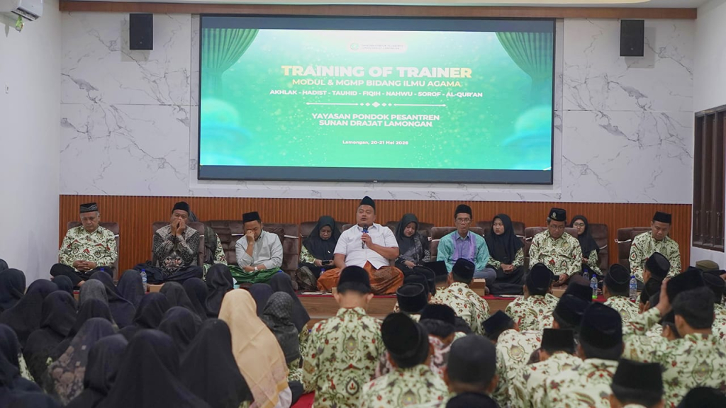 Ketua Yayasan PPSD H. Murrobi Binnur saat membuka TOT dan peluncuruan 12 Modul bidang agama karya Majelis Ilmu.

FOTO:SP/MUHAJIRIN