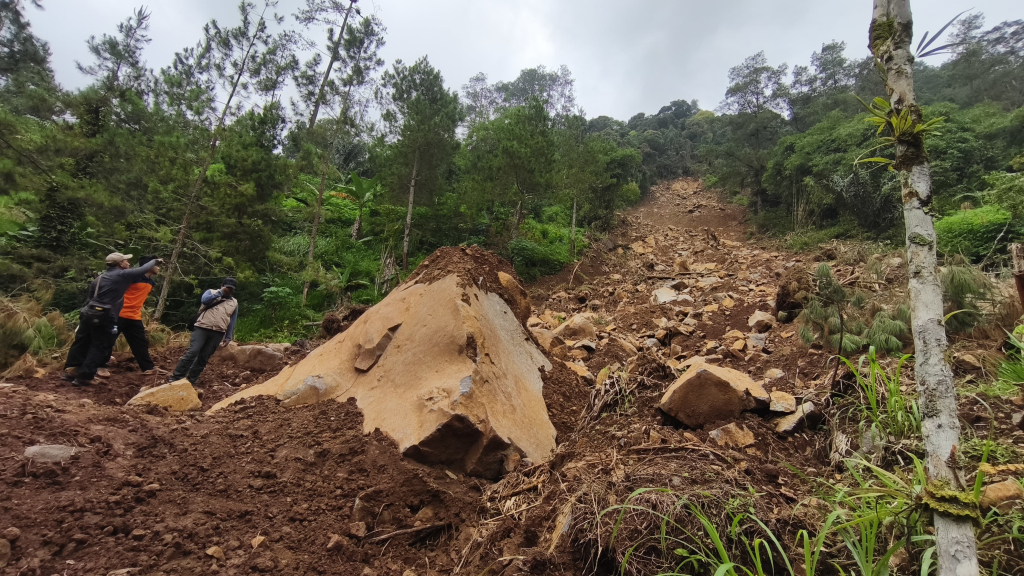 Tim PVMBG Bandung dan BPBD Ponorogo saat melakukan mitigasi pergerakan tanah pasca longsor di Talun Kecamatan Ngebel. 