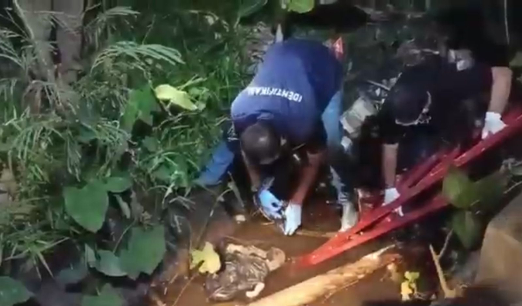 Petugas Inafis Polres Ponorogo saat mengevakuasi jasad bayi yang diduga hasil hubungan gelap ( hugel). 