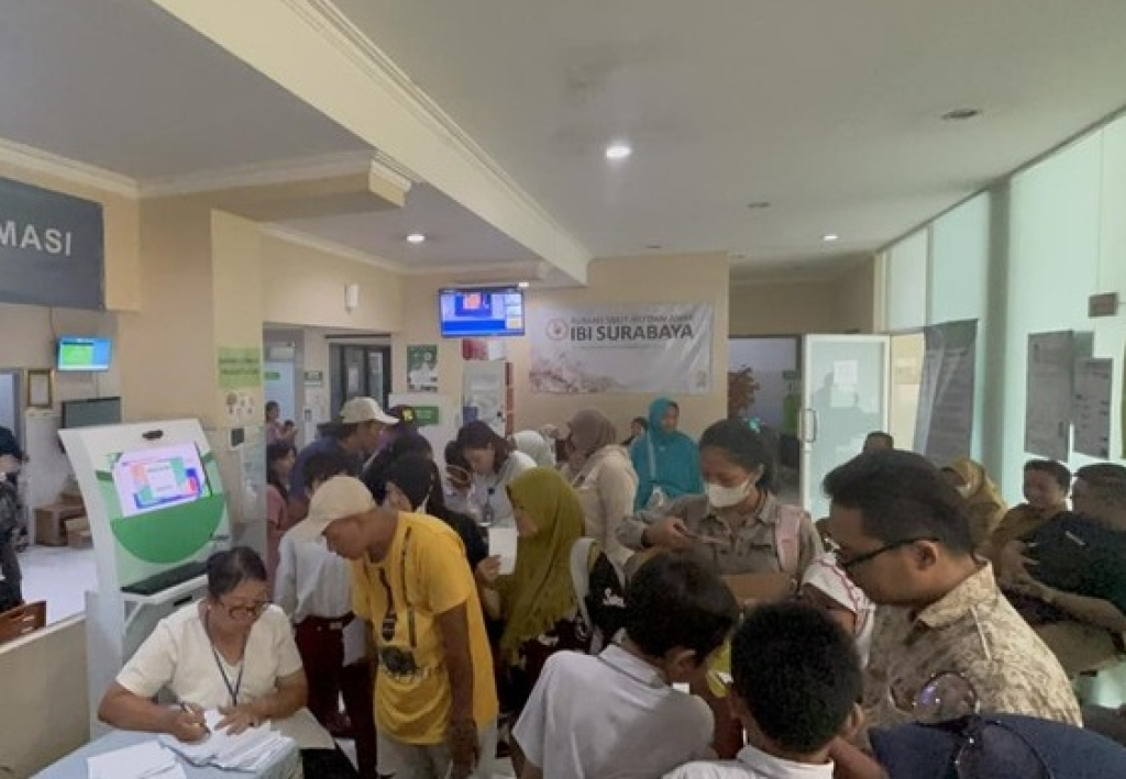 Ratusan siswa di Surabaya keracunan massal MBG. SP/ SBY