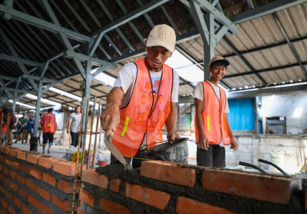 Revitalisasi pasar tradisional yang sedang berjalan di Wilayah Kota Surabaya. SP/ SBY