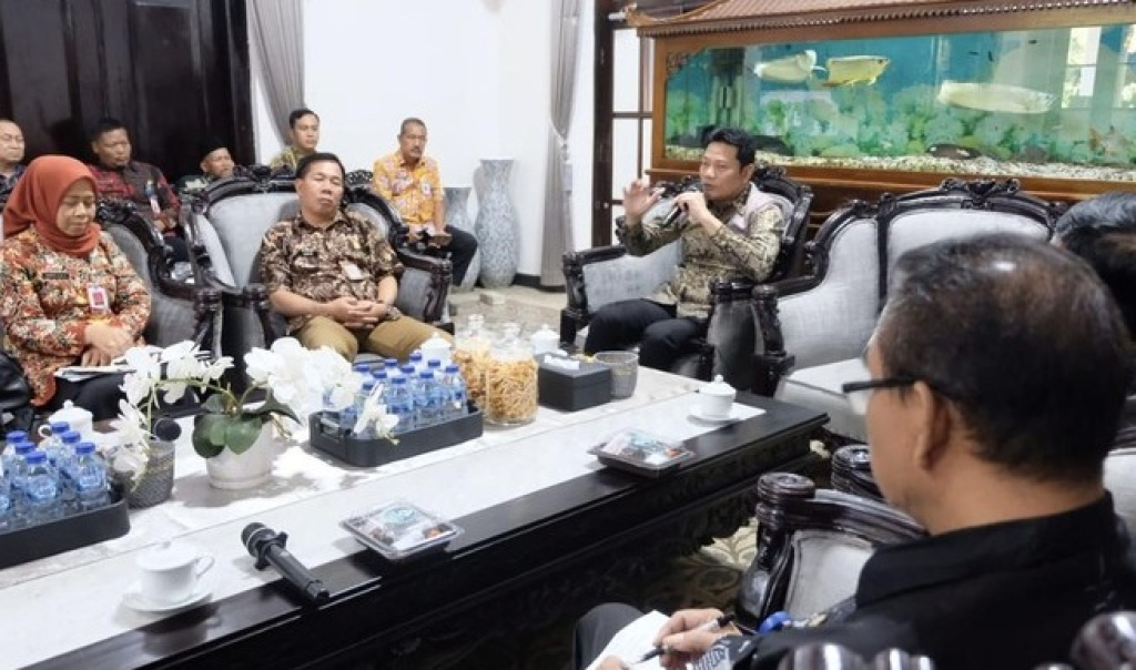 Bupati Subandi saat audiensi dengan koordinator dan pengelola pasar tradisional. SP/ SDA