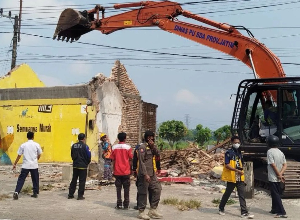 Alat berat untuk membongkar bangunan liar di jalur Ponorogo-Pacitan yang berdiri di atas saluran air milik pemerintah. SP/ PNG