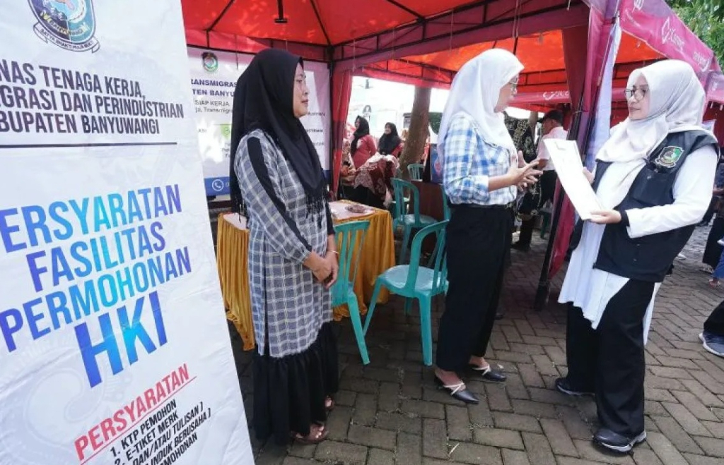 Bupati Banyuwangi Ipuk Fiestiandani menyerahkan rekomendasi pengurusan HKI kepada salah seorang pedagang. SP/ BYW