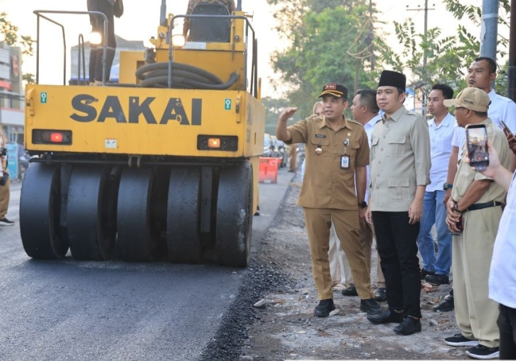 Bupati Jember Gus Fawait (berpeci) saat meninjau pembangunan Jalan di Kencong bersama OPD terkait, Senin 4/5/2026.