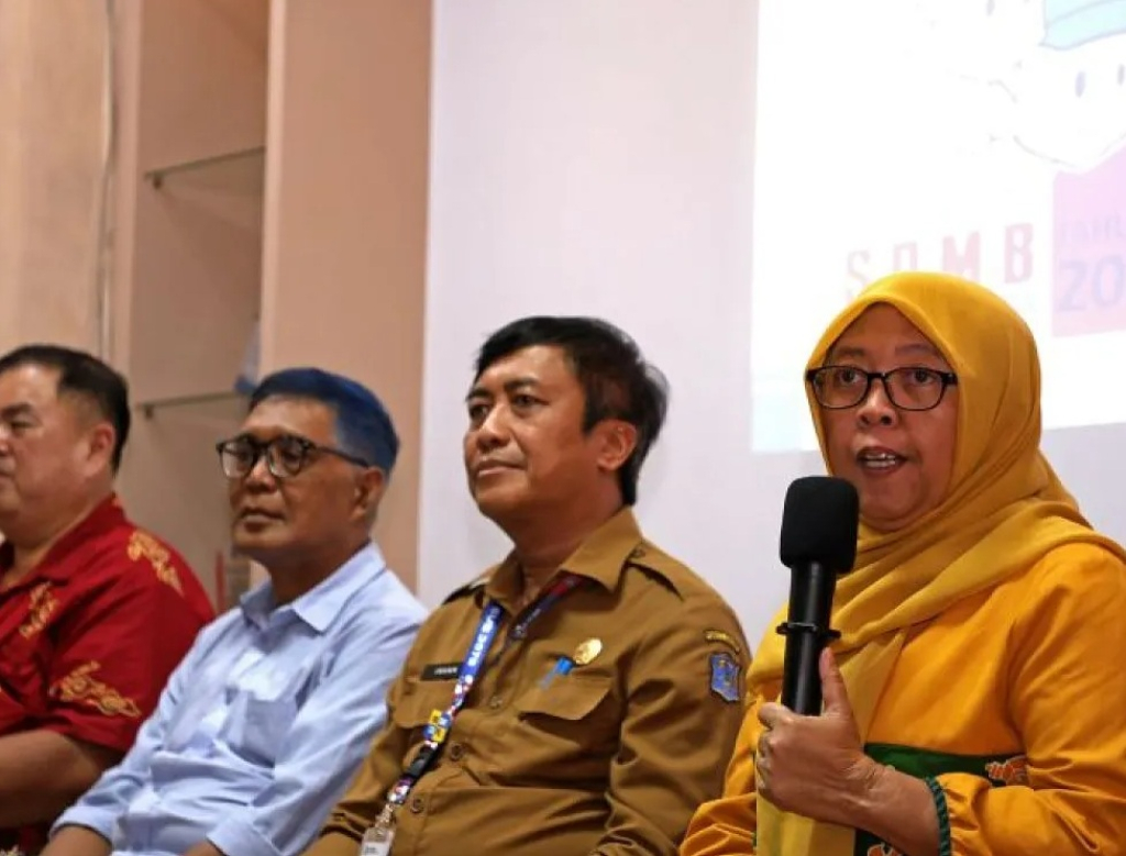 Kepala Dinas Pendidikan Kota Surabaya Febrina Kusumawati (Kanan). SP/ SBY