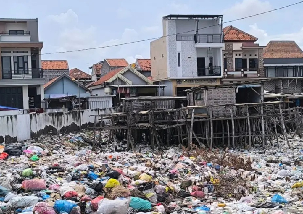 Penampakan gunungan sampah di kawasan Syahbandar Pantai Branta Pesisir, Kecamatan Tlanakan, Kabupaten Pamekasan. SP/ PMK