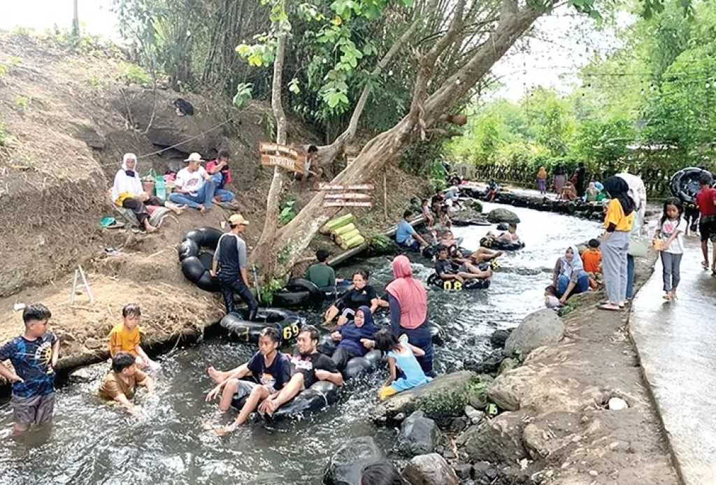 Keseruan wisata di Tumpak Selo Lumajang dipadati pengunjung. SP/ LMJ