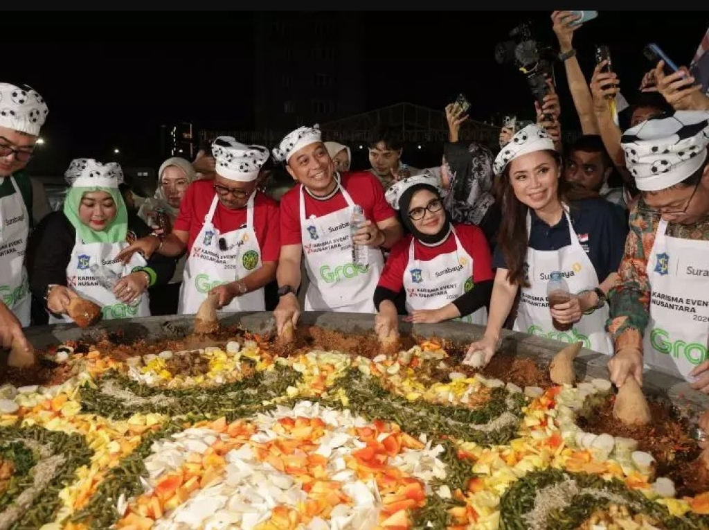 Wali Kota Surabaya Eri Cahyadi di tengah kegiatan Festival Rujak Uleg dalam rangka Hari Jadi ke-733 Kota Surabaya (HJKS). SP/ SBY
