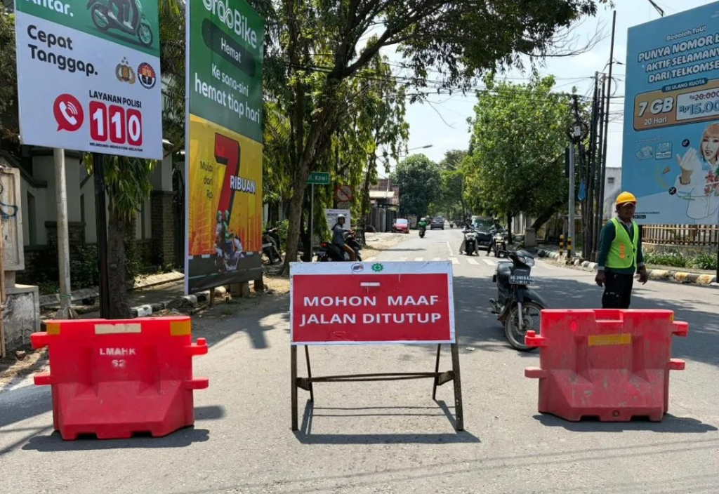 Penutupan jalur di Kota Kediri, Jawa Timur. Kegiatan itu bagian dari proyek jalan tol Kediri-Tulungagung. SP/ KDR