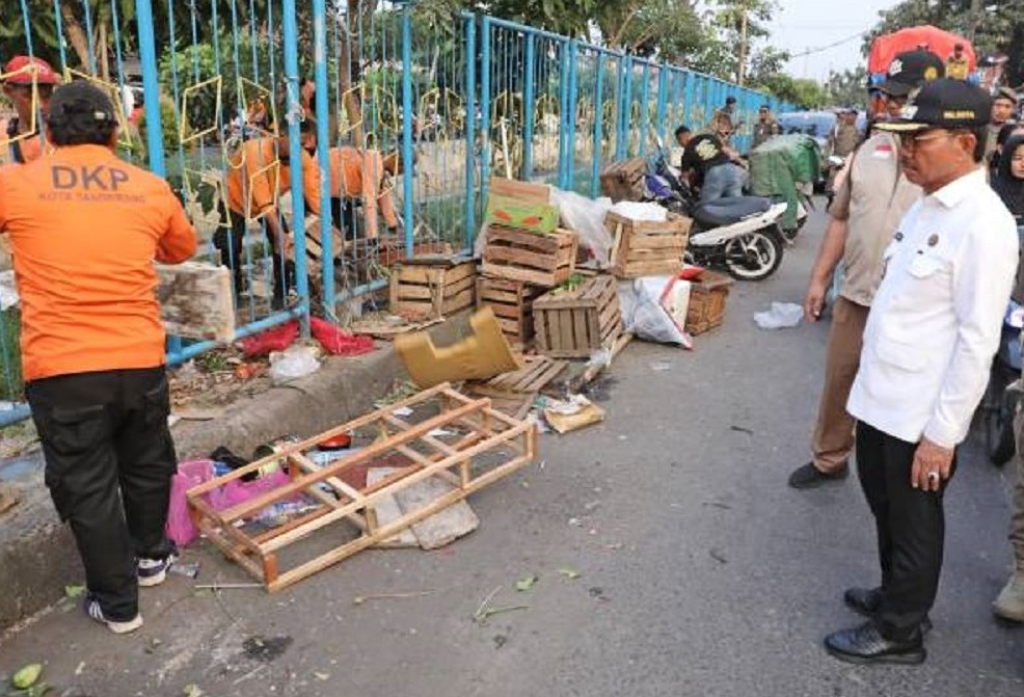 Penertiban besar-besaran terhadap praktik jual beli yang memakan badan jalan di kawasan Pasar Kebalen di Jalan Zaenal Zakse, Kota Malang.  SP/ MLG