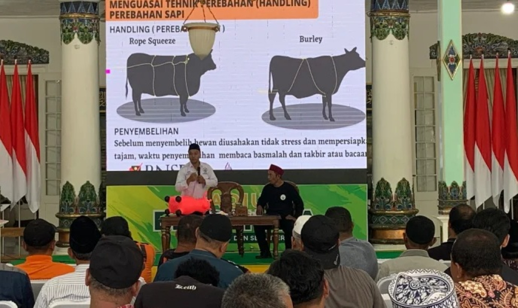 Kegiatan pelatihan penyembelihan hewan kurban menjelang Idul Adha di Pendopo Muda Graha Madiun. SP/ MDN