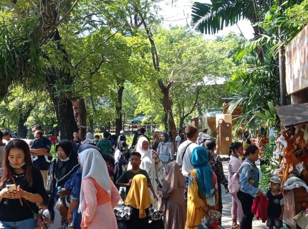 Wisatawan saat memadati wisata Kebun Binatang Surabaya (KBS) saat libur panjang. SP/ SBY