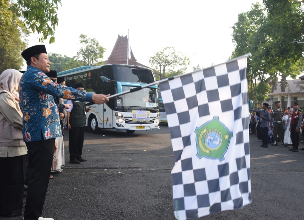 Bupati Sidoarjo H. Subandi saat memberangkatkan Kelompok Terbang (Kloter) 57, 58 dan Kloter 59 yang akan langsung menuju Makkah. SP/ HIKMAH