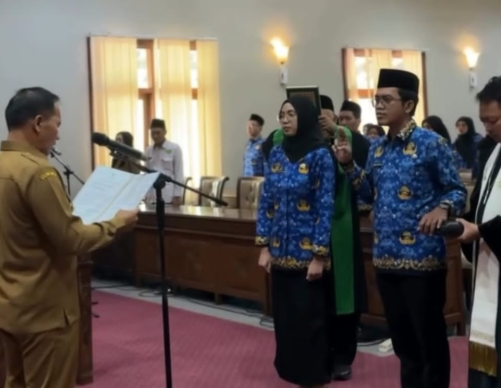 Plt Bupati Tulungagung Ahmad Baharudin melantik 74 pegawai negeri sipil di lingkup Pemerintah Kabupaten Tulungagung dalam jabatan fungsional.  SP/ DUCHAN