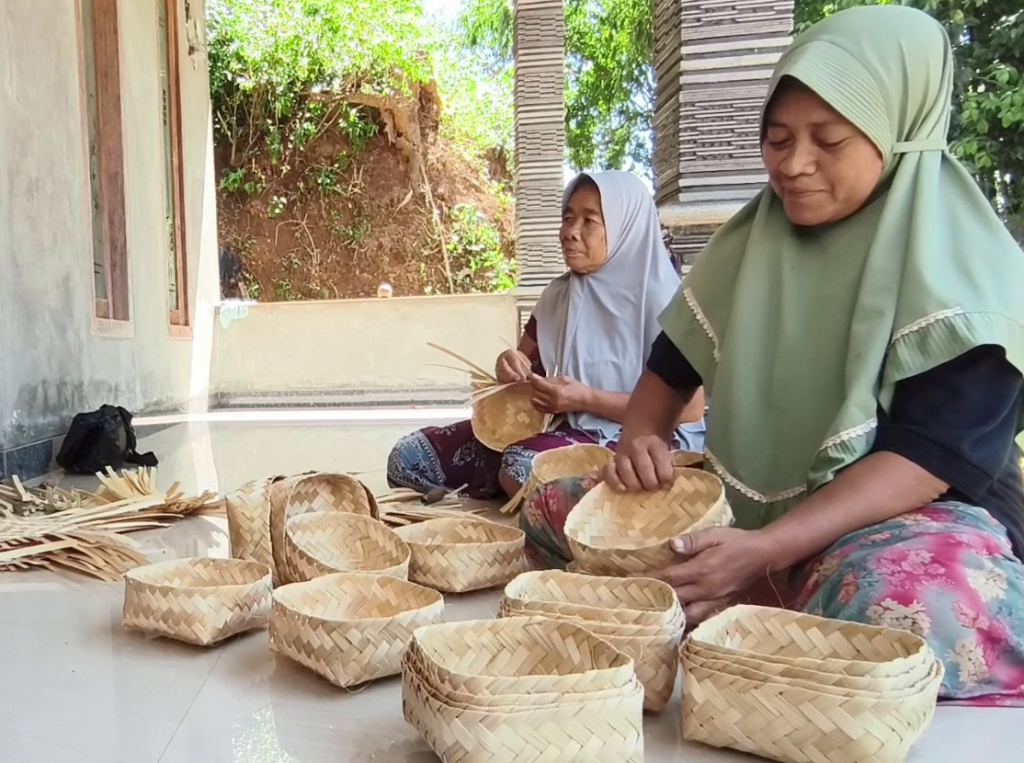Pesanan besek tradisional khas Desa Durenan ini melonjak hingga 100 persen jelang Idul Adha. SP/ MGT