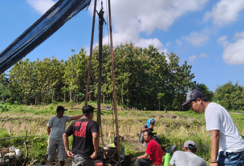 Ama Siswanto saat meninjau pembangunan sumur bor di Plandaan. SP/ JBG