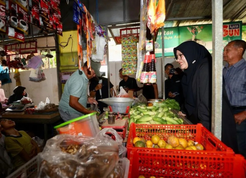 Bupati Banyuwangi Ipuk Fiestiandani saat sosialisasi pembebasan retribusi kepada pedagang di Pasar Tradisional Kecamatan Srono, Banyuwangi. SP/ BYW