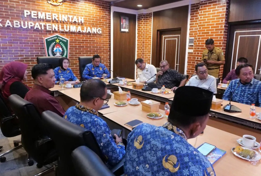 Bupati Lumajang Indah Amperawati memimpin rapat simulasi Implementasi E-Pajak Mineral Bukan Logam dan Batuan (E-MBLB) Versi 3.0 Tahun 2026. SP/ LMJ