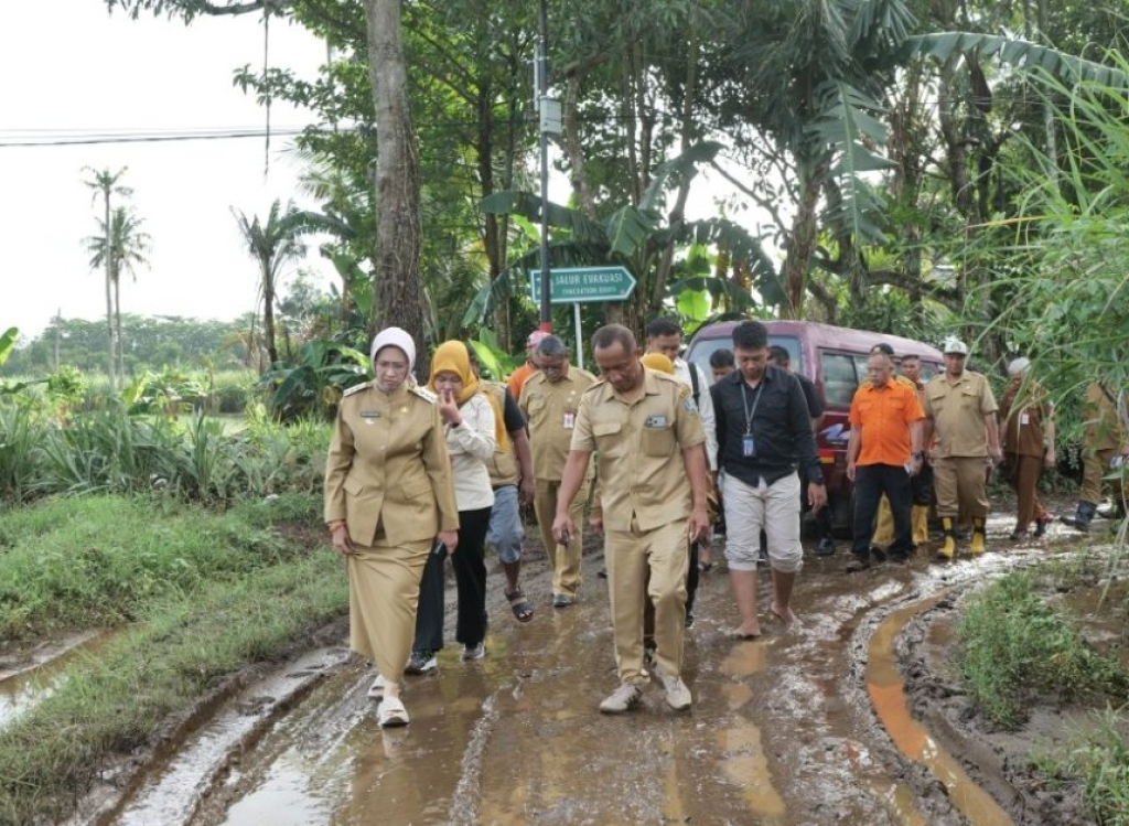 Bupati Lumajang saat meninjau langsung lokasi banjir di Dusun Biting, Desa Kutorenon, Kecamatan Sukodono. SP/ LMJ