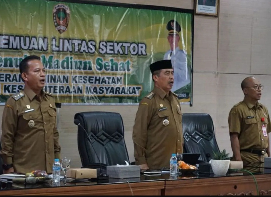 Bupati Madiun Hari Wuryanto didampingi Wakil Bupati Madiun Purnomo Hadi dan Kepala Dinkes Madiun Heri Setiyana memimpin pertemuan lintas sektor Menuju Madiun Sehat. SP/ MDN