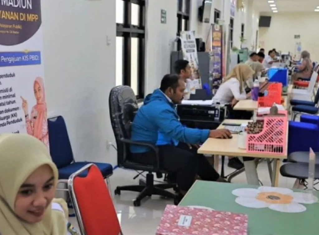 Suasana pelayanan terpusat di mal pelayanan publik (MPP) di kawasan Kota Madiun. SP/ MDN