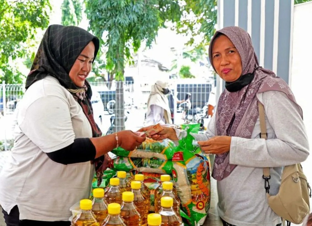 Kegiatan gerakan pangan murah (GPM) yang diselenggarakan oleh Pemerintah Kota Surabaya. SP/ SBY