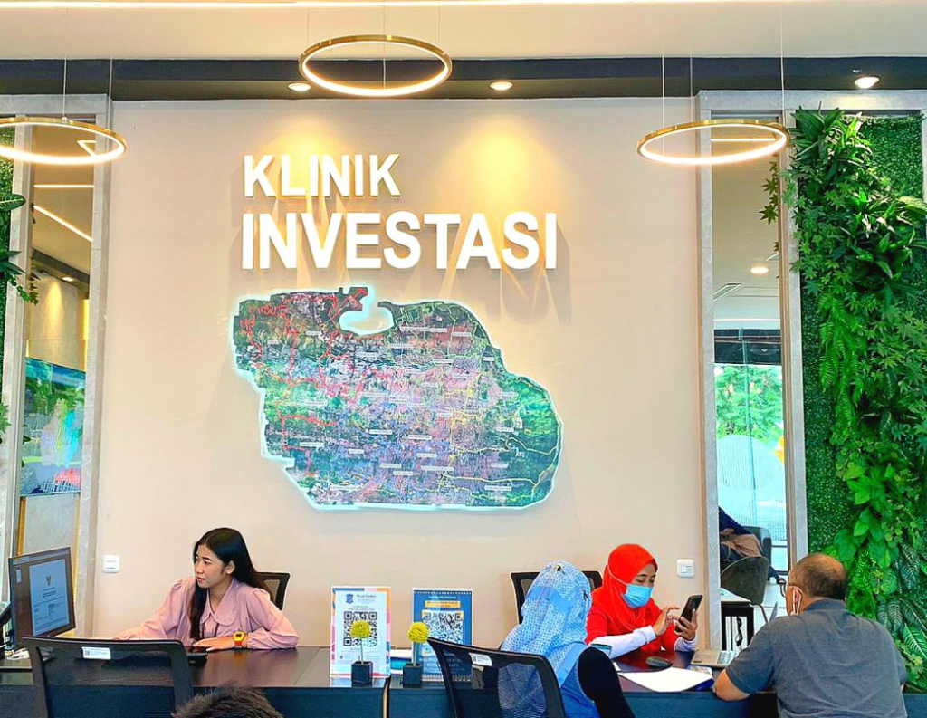 Aktivitas pelayanan di Mal Pelayanan Publik Pemerintah Kota Surabaya bidang investasi. SP/ SBY