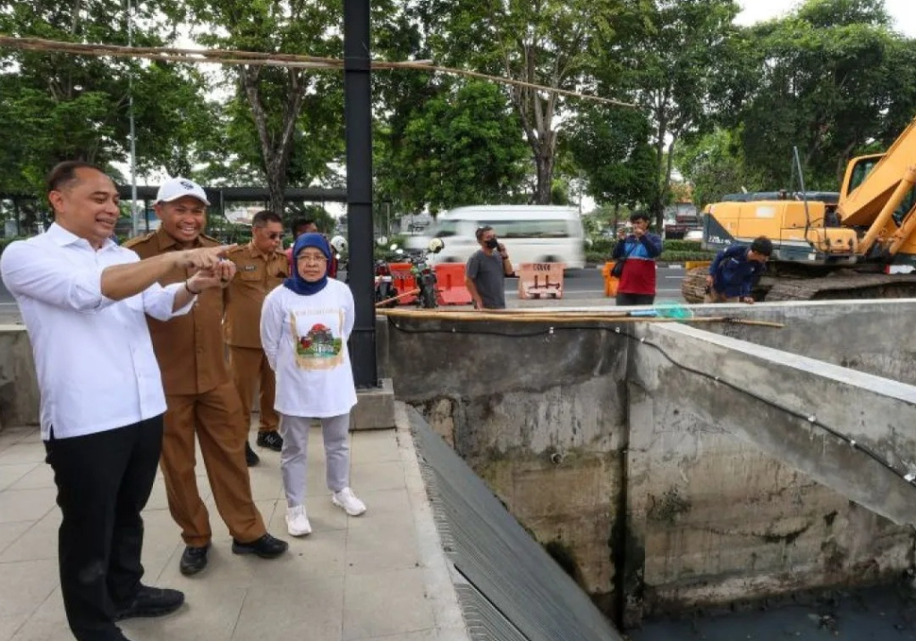 Wali Kota Surabaya Eri Cahyadi saat meninjau saluran air di kota setempat. SP/ SBY