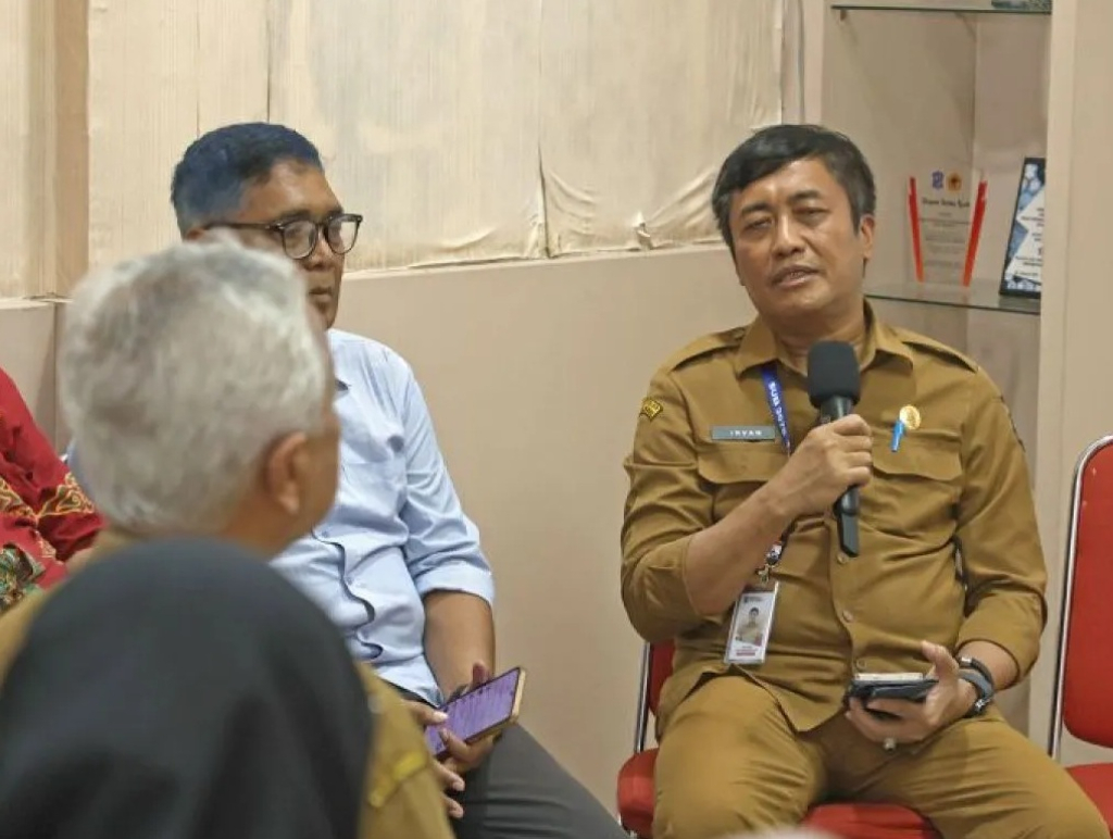 Kepala Dinas Kependudukan dan Pencatatan Sipil (Dispendukcapil) Kota Surabaya Irvan Wahyudrajad (kanan). SP/ SBY