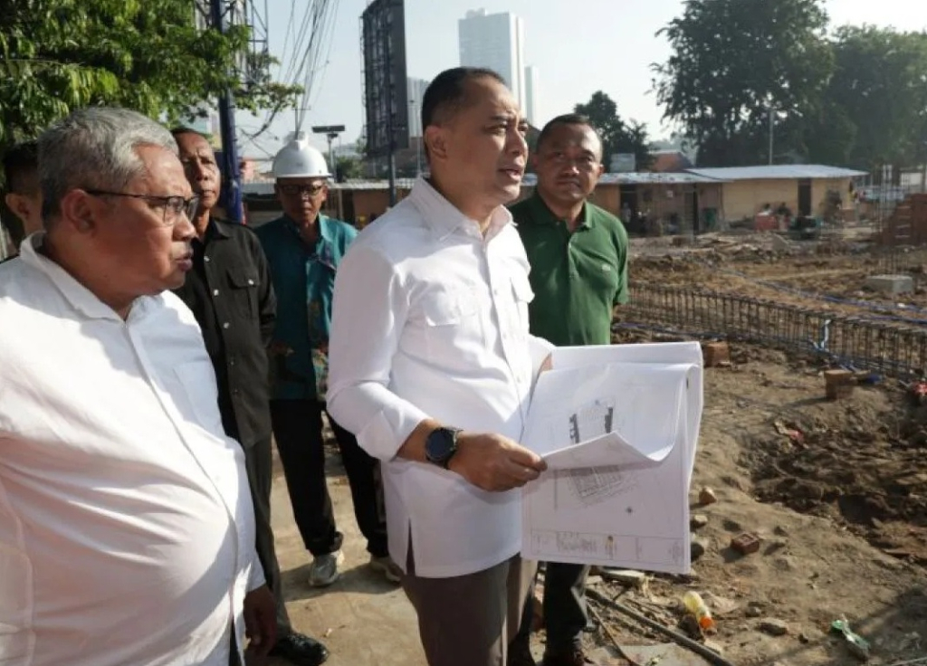 Wali Kota Surabaya Eri Cahyadi saat meninjau proses revitalisasi Pasar Keputran Selatan di Surabaya. SP/ SBY
