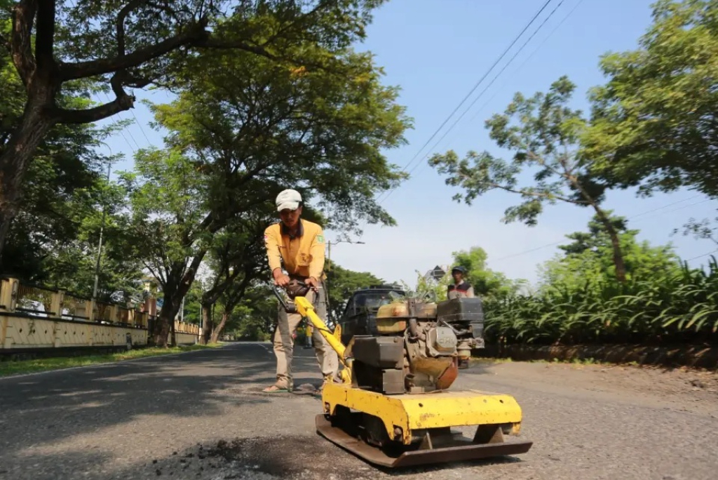 Perbaikan jalan di Kota Madiun tertunda akibat lonjakan harga aspal yang tertunda lantaran harga aspal melonjak naik. SP/ MDN