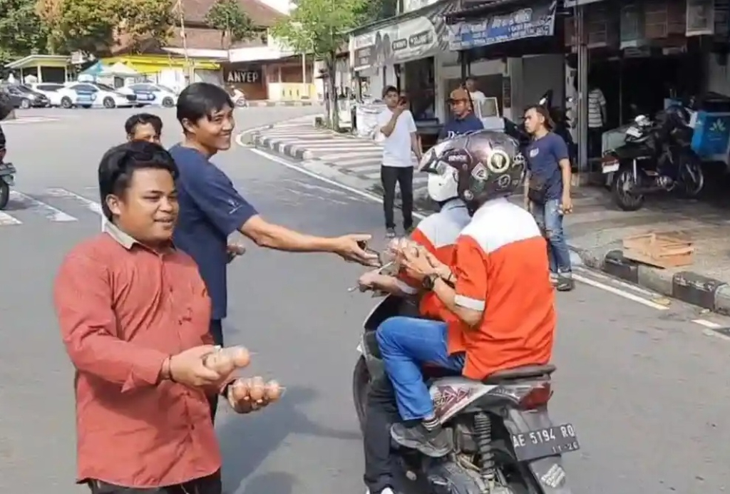 Peternak telur ayam turun ke jalan dengan membagikan sekitar tiga ton telur secara gratis kepada masyarakat sebagai bentuk protes. SP/ MGT