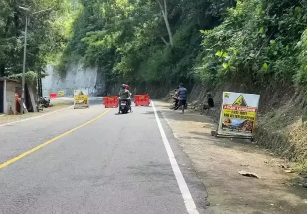 Petugas menutup sementara akses utama Trenggalek–Ponorogo di KM 16 Desa Nglinggis, Kecamatan Tugu, Trenggalek. SP/ TRG