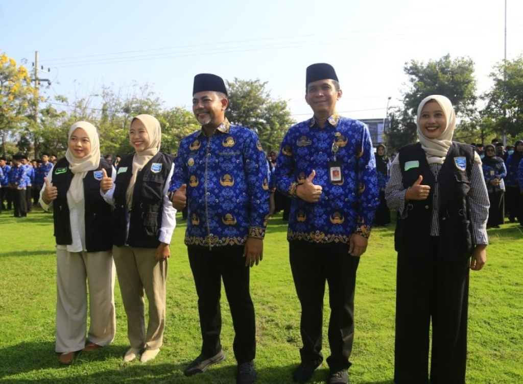 Bupati Probolinggo dr. Mohammad Haris dan Kepala Diskominfo Kabupaten Probolinggo Hudan Syarifuddin bersama operator Halo SAE. SP/ PRB